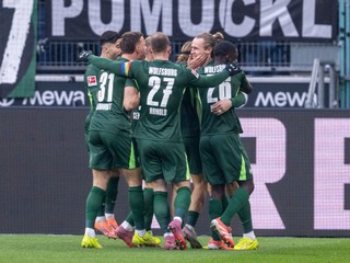 Futbalisti Wolfsburgu oslavujú gól.