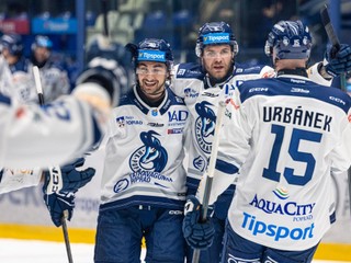 Hokejisti Popradu sa tešia z gólu.