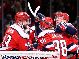 Radosť hráčov Washingtonu v zápase s New York Rangers.