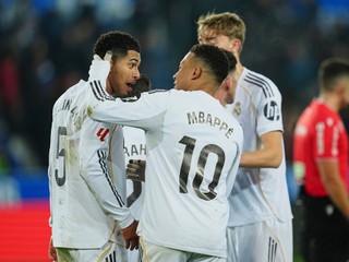 Hráči Realu Madrid sa radujú z gólu v sieti Deportiva Alavés.