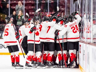 Kanada oslavuje víťazstvo nad Lotyšskom.