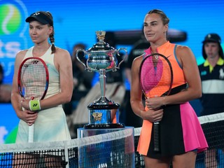 Elena Rybakinová a Aryna Sabalenková počas finále dvojhry na Australian Open 2026.