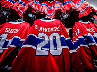 Dres s menovkou Juraja Slafkovského v hale Bell Centre.