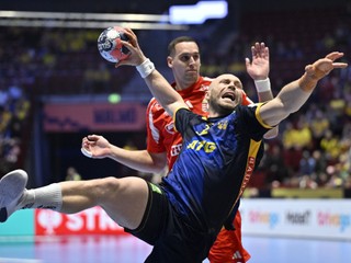 Švédsky hádzanár Oscar Bergendahl strieľa v zápase II. skupiny hlavnej fázy Švédsko - Maďarsko