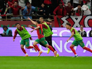 Marocký hráč Brahim Abdelkader Diaz (druhý zľava) oslavuje po tom, ako strelil úvodný gól v zápase osemfinále Afrického pohára národov Maroko - Tanzánia.