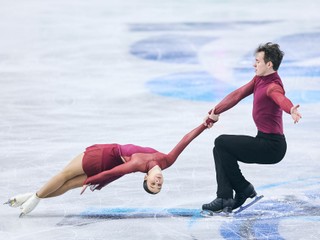 Reprezentanti Maďarska Maria Pavlovová a Alexei Sviatčenko predvádzajú špirálu smrti. Tento prvok možno tiež zmizne zo súťaží.