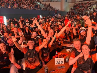 Členovia DC Podunajské Biskupice počas exhibície Niké Darts Night v Bratislave 2025.