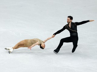 Deanna Stellatová-Dudeková a Maxime Deschamps v krátkom programe športových dvojíc na ZOH v Miláne.