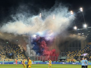 Na snímke dym z pyrotechniky, ktorý spôsobil prerušenie zápasu 19. kola Niké ligy FC DAC 1904 Dunajská Streda - ŠK Slovan.