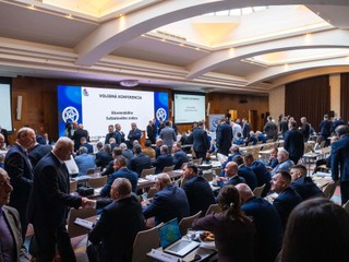 Účastníci volebnej konferencie Slovenského futbalového zväzu.