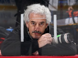 Slávny hokejový fotograf Bruce Bennett.