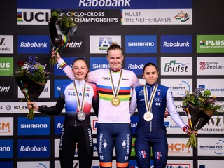 Leonie Bentveldová sa stala majsterkou sveta v cyklokrose U23 pred Viktóriou Chladoňovou a Céliou Geryovou.
