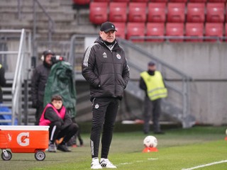 Na snímke hlavný tréner Slovana Bratislava Vladimír Weiss st. počas osemfinálového zápasu Slovnaft Cupu.