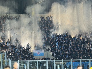 Na snímke futbaloví fanúšikovia Slovana povzbudzujú počas zápasu 19. kola Niké ligy FC DAC 1904 Dunajská Streda - ŠK Slovan Bratislava v Dunajskej Strede v sobotu 7. februára 2026. 