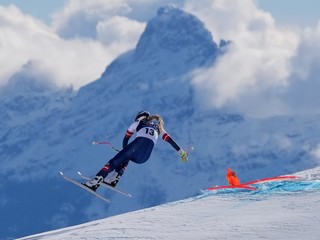 Lindsey Vonnová a jej pád v zjazde žien na ZOH 2026. 