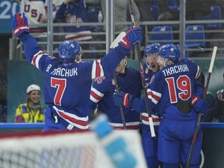 Hokejisti USA oslavujú gól v zápase proti Dánsku.