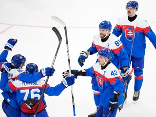 Radosť slovenských hokejistov po góle Pavla Regendu vo štvrťfinále s Nemeckom na ZOH v Miláne.