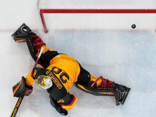 Nemecký brankár Grubauer po góle Olivera Okuliara na ZOH v Miláne.