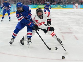 Abbey Murphyová a Sarah Fillierová počas finálového zápasu na ZOH 2026 USA-Kanada.