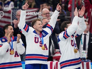 Americkí hokejisti oslavujú zlaté medaily