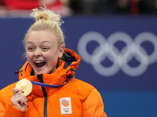 Holandská šortrekárka Xandra Velzeboerová sa raduje zo zisku zlata po pretekoch na 1000 m na zimných olympijských hrách v Miláne.