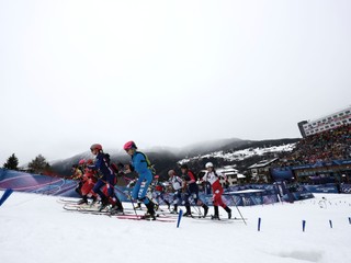 Lyžiari počas miešanej štafety v skialpinizme na ZOH 2026.