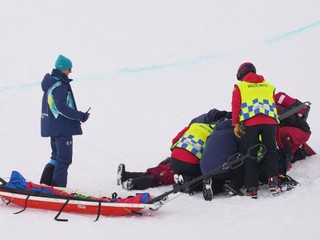 Čínska snoubordistka Liu Jiayuová je ošetrovaná po páde v kvalifikácii žien na U-rampe