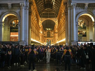 Olympijský oheň už je v Miláne. Pred gotickou katedrálou Milánsky dóm niesla vo štvrtok pochodeň baletka Nicoletta Manniová.  