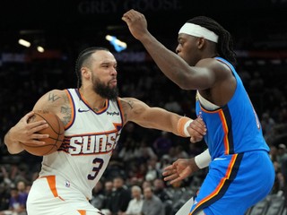 Hráč Phoenixu Dillon Brooks (vľavo)