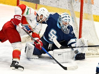 Jakub Sukeľ (L. Mikuláš) a brankár Jaroslav Janus (Slovan) v 1. zápase štvrťfinále play off hokejovej Tipsport Ligy medzi Slovanom a Liptovským Mikulášom.