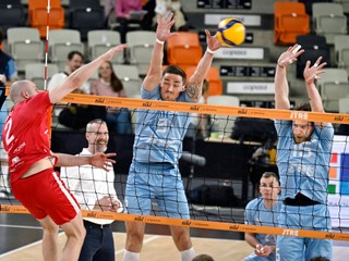 Zľava Lukáš Smolej (Komárno), Peter Mlynarčík a Patrik Marjov (obaja VK Slovan)