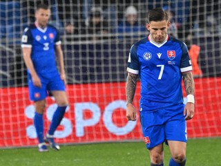 Na snímke slovenskí futbalisti Tomáš Suslov (vpravo) a Denis Vavro počas semifinále európskej baráže MS 2026 Slovensko - Kosovo v Bratislave.