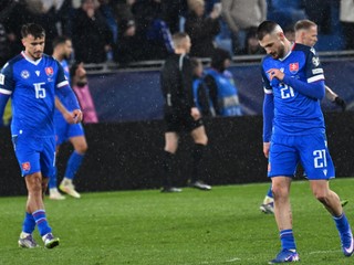 Na snímke slovenskí futbalisti Matúš Bero (vpravo) a David Strelec počas semifinále európskej baráže MS 2026 Slovensko - Kosovo v Bratislave.