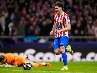 Julian Alvarez a ležiaci  Antonin Kinský. 