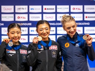 Najlepšia trojica po krátkom programe žien na MS 2026 v Prahe, v strede líderka Kaori Sakamotová, vľavo druhá Mone Čibaová a vpravo Američanka Amber Glennová.