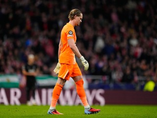 Brankár Tottenhamu Antonín Kinský odchádza z ihriska po striedaní počas prvého zápasu osemfinále Ligy majstrov Atletico Madrid - Tottenham Hotspur.