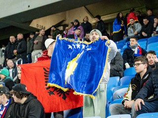 Fanúšikovia Kosova pred zápasom Slovensko - Kosovo v baráži MS 2026 v Bratislave na Tehelnom poli.