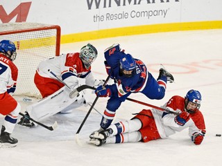 Na snímke sprava Matyáš Mychálek (Česko), Logan Stuart (USA), brankár Marek Sklenička a vľavo Michal Hartl (obaja Česko) počas zápasu A - skupiny na majstrovstvách sveta hráčov do 18 rokov Česko - USA v Bratislave 22. apríla 2026. FOTO TASR - Pavel Neubauer

- Slovensko
- šport
- hokej
- majstrovstvá
- sveta
- do
- 18
- rokov
- MS18
- A
- skupina
- Česko
- USA
- BAX