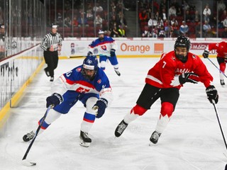 Na snímke zľava Ivan Matta (Slovensko) a Kohyn Eshkawkogan (Kanada) počas zápasu v A-skupine medzi Kanadou a Slovenskom na hokejových majstrovstvách sveta hráčov do 18 rokov v Trenčíne v stredu 22. apríla 2026. FOTO TASR - Martin Medňanský 

- Slovensko
- šport
- hokej
- majstrovstvá
- sveta
- do
- 18
- rokov
- MS18
- skupina
- SR
- A
- Kanada
- Trenčín
- TNX