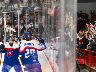 Slovenskí hokejisti do 18 rokov oslavujú gól v zápase proti Fínsku na majstrovstvách sveta hráčov do 18 rokov v Trenčíne.