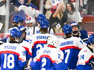 Radosť hráčov Slovenska po vyhratom zápase Slovensko – Dánsko a postupe do semifinále majstrovstiev sveta hráčov do 18 rokov.