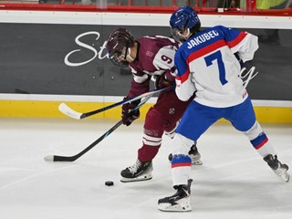 Na snímke vpravo hráč Slovenska Michal Jakubec a hráč Lotyšska Ricards Rutkis počas hokejového zápasu A- skupiny Slovensko – Lotyšsko na majstrovstvách sveta hráčov do 18 rokov IIHF 2026 v Trenčíne v pondelok 27. apríla 2026. FOTO TASR - Lukáš Grinaj

- Slovensko
- SR
- SK
- hokej
- šport
- Trenčín
- TNX 
- hráči
- do
- 18
- rokov
- MS
- Majstrovstvá 
- sveta 
- A
- skupina