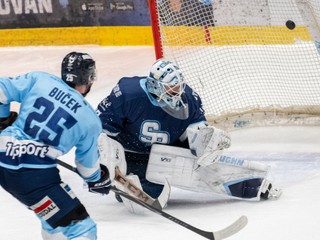 Samuel Buček strieľa gól Jaroslavovi Janusovi v šiestom zápase finále hokejovej Tipsport ligy. Nitra zdolala Slovan v Bratislave 5:2.













