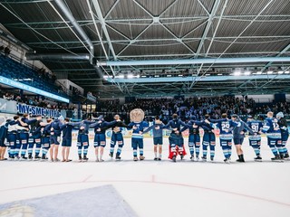 Hráči Nitry oslavujú s fanúšikmi