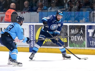 Róbert Varga (Slovan) a Marko Stacha (Nitra) bojujú o puk v druhom zápase finále play off Tipsport extraligy HK Nitra - Slovan Bratislava.