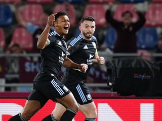 Hráči Aston Villy oslavujú gól