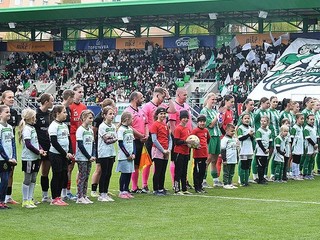 Nástup pred zápasom žien Prešov - Myjava.