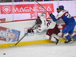 Na snímke vpravo kapitán Slovenska Adam Goljer a hráč Lotyšska Magnuss Avotins počas hokejového zápasu Slovensko – Lotyšsko v semifinále na 2026 IIHF Majstrovstvách sveta hráčov do 18 rokov v piatok 1. mája 2026 v Trenčíne. FOTO TASR - Lukáš Grinaj

- Slovensko
- SR
- SK
- Trenčín 
- TNX 
- šport
- hokej
- semifinále
- Lotyšsko 
- MS
- 18
- rokov 
- Majstrovstvá 
- sveta 