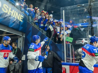 Na snímke slovenskí hokejisti sprava Andrej Kollár, Kristián Pospíšil a kapitán Marek Hrivík sa zdravia s fanúšikmi pred zápasom základnej B-skupiny Slovinsko - Slovensko na 89. majstrovstvách sveta v ľadovom hokeji vo švajčiarskom Fribourgu v utorok 19. mája 2026. FOTO TASR - Veronika Mihaliková

- Švajčiarsko
- šport
- hokej
- majstrovstvá
- sveta
- MS
- 2026
- základná
- B
- skupina
- slovaciká
- Fribourg
- MSH26
- Slovensko
- fanúšikovia
- Slovinsko