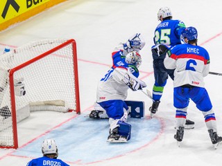 Brankár Adam Gajan inkasuje gól proti Slovinsku na 4:4 na MS v hokeji 2026.